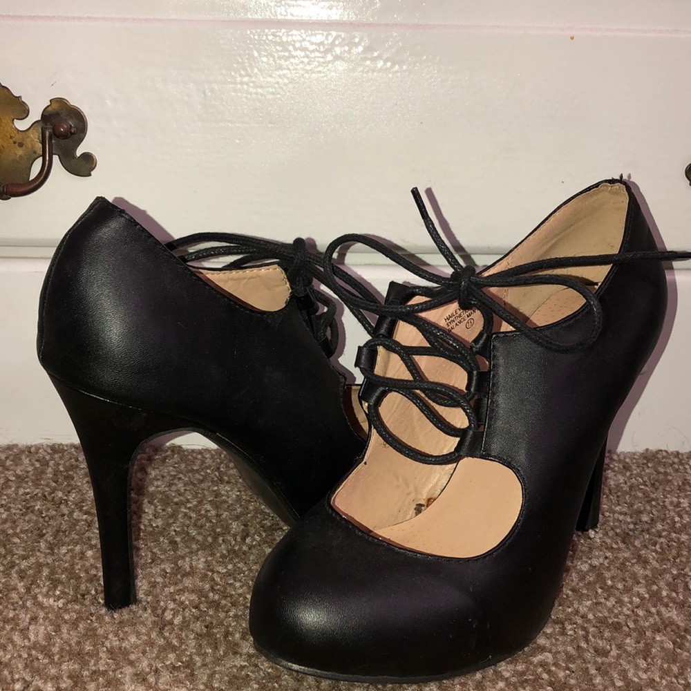 Chase & Chloe black Mary Jane like heels